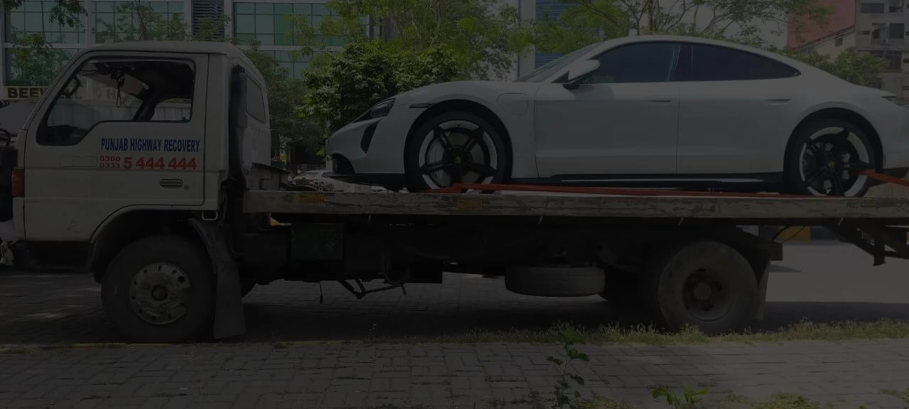 Roadside assistance service in Pakistan helping a broken-down vehicle